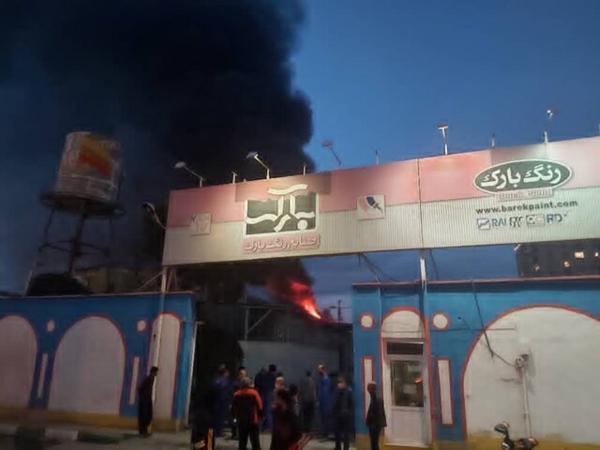 حریق گسترده در کارخانه رنگ بارک قم حریق گسترده در کارخانه رنگ بارک قم